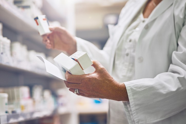 Profesional farmacéutica revisando medicamentos